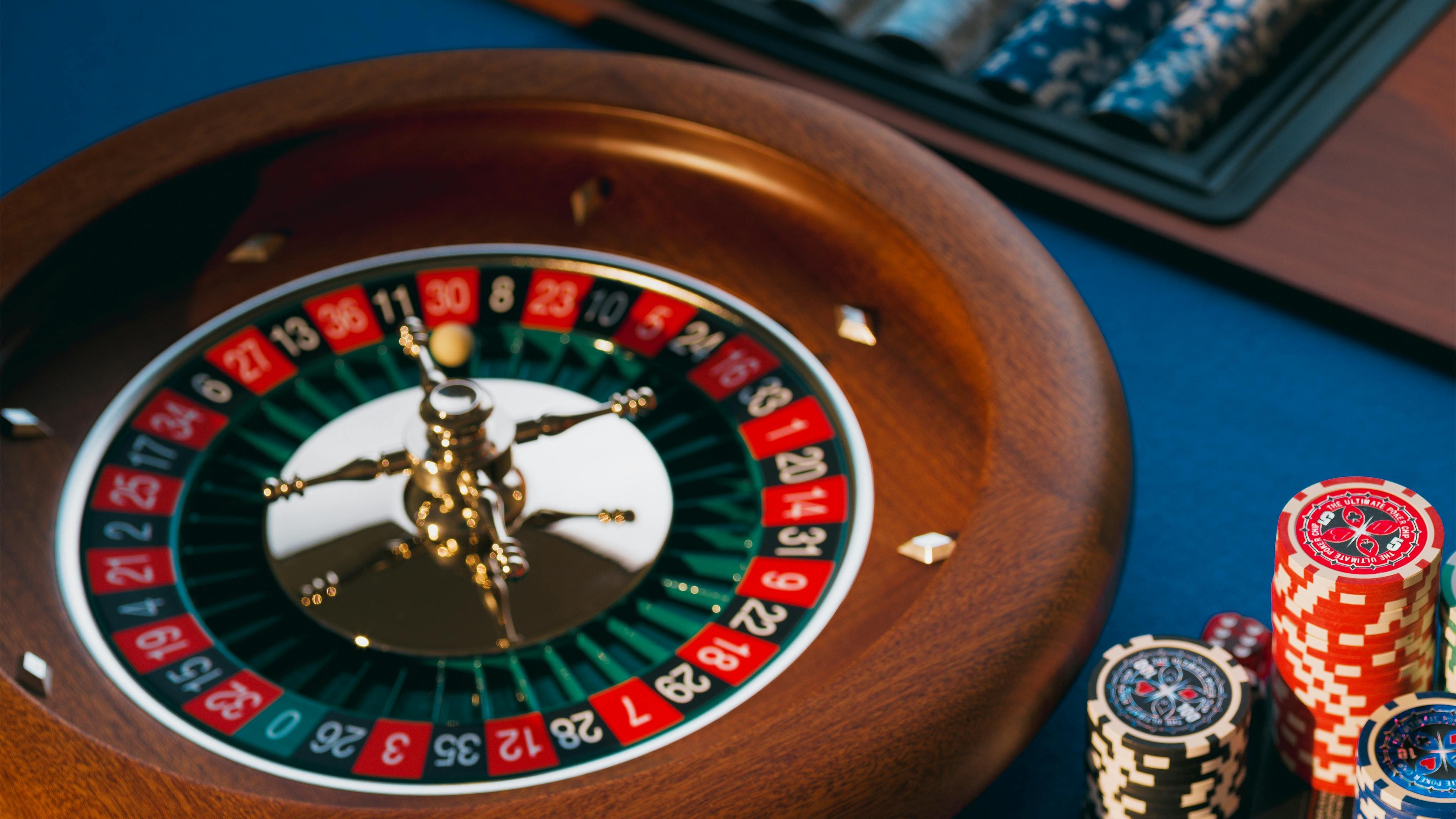 GKK777 Blackjack ဒီလာနှင့် စစ်မှန်သောကတ်ဂိမ်းကစားနေသောမြင်ကွင်း