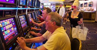 GKK777 VIP Live Casino ခန်းမကြီးတွင် ပရော်ဖက်ရှင်နယ် ဒီလာနှင့် ကစားနေသောမြင်ကွင်း